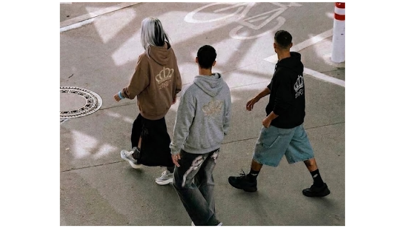 Tres chicos caminando